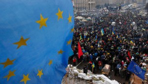 Un-drapeau-europeen-sur-la-place-Maidan-a-Kiev