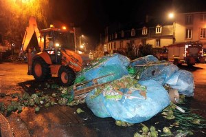 Des légumiers en colère ont mis le feu au Centre des impôts et à la Mutualité sociale agricole de Morlaix. - AFP PHOTO / FRED TANNEAU En savoir plus sur http://www.lesechos.fr/economie-france/social/0203792156437-coup-de-colere-des-agriculteurs-bretons-1044799.php?WCY5CgcxLtKphjGI.99